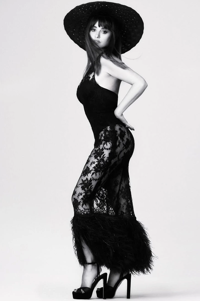 Пенелопа Крус блиснула сідницями у сукні з прозорим мереживом