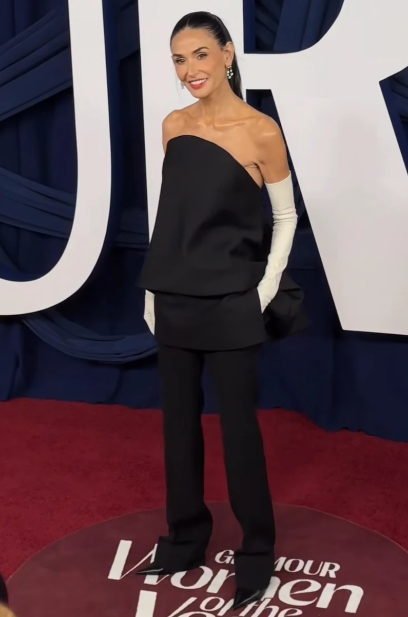 Демі Мур блиснула стрункою фігурою в ефектному образі