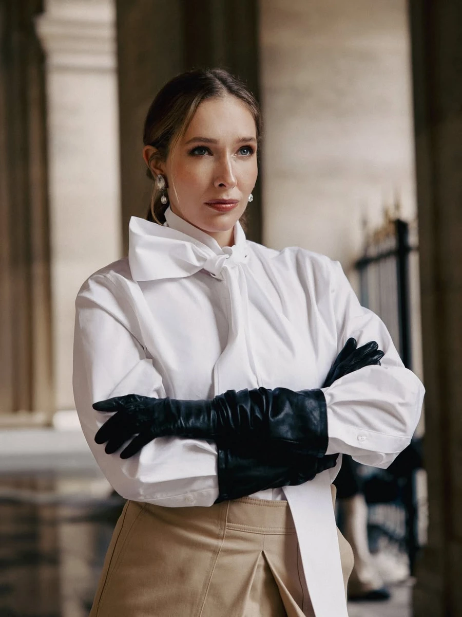 Катерина Осадча у сорочці з бантом та рукавичках наробила стильних фото у Парижі