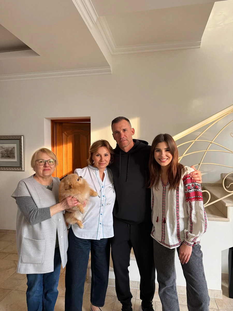 Андрій Шевченко з мамою, сестрою і племінницею