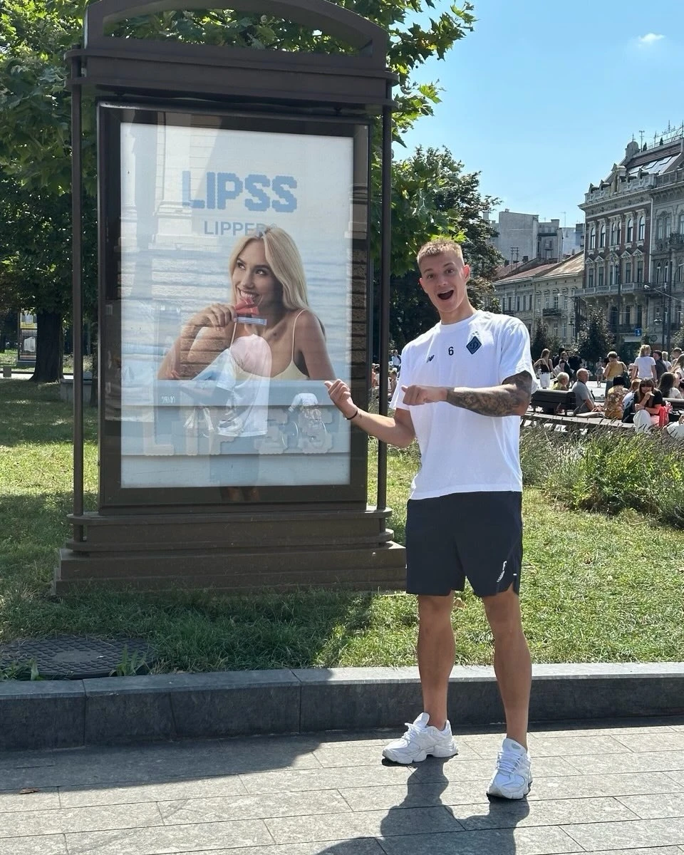 Спортсмен явно пишається своєю відомою дружиною