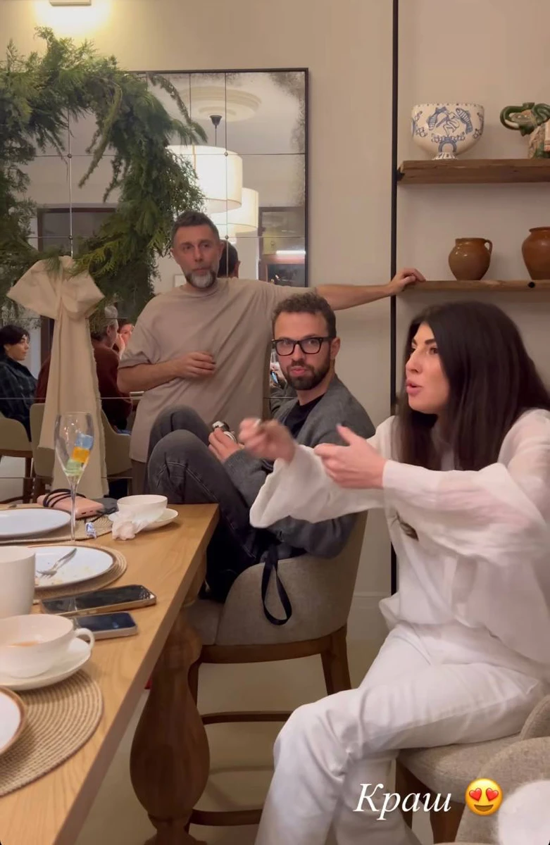 Івент-мейкер та наречений Каті Сільченко Сергій Неклева та Антон Птушкін спостерігають за активними рухами Сабіни Мусіної