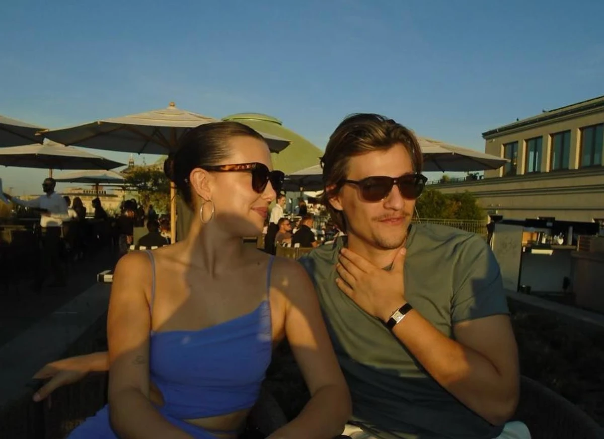 Зазначається, що Бон Джові підтримав пару у їхньому бажанні одружитися так рано