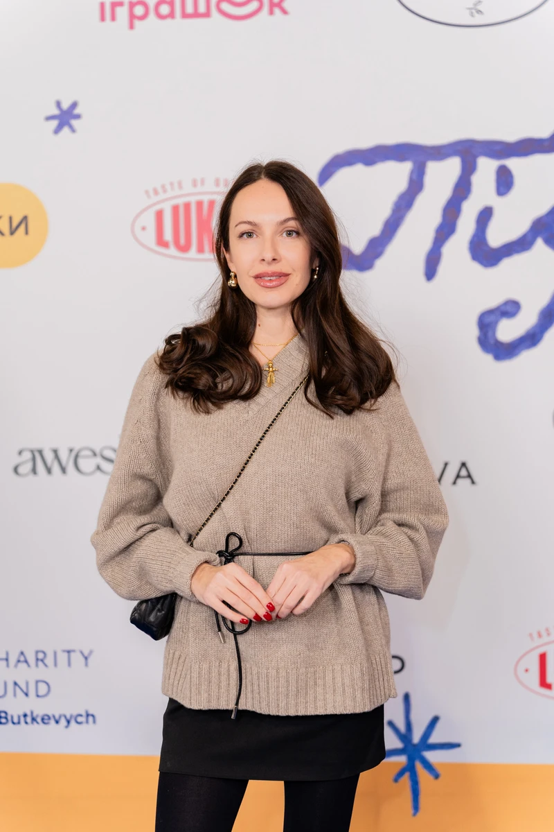 Христина Остапчук в светрі