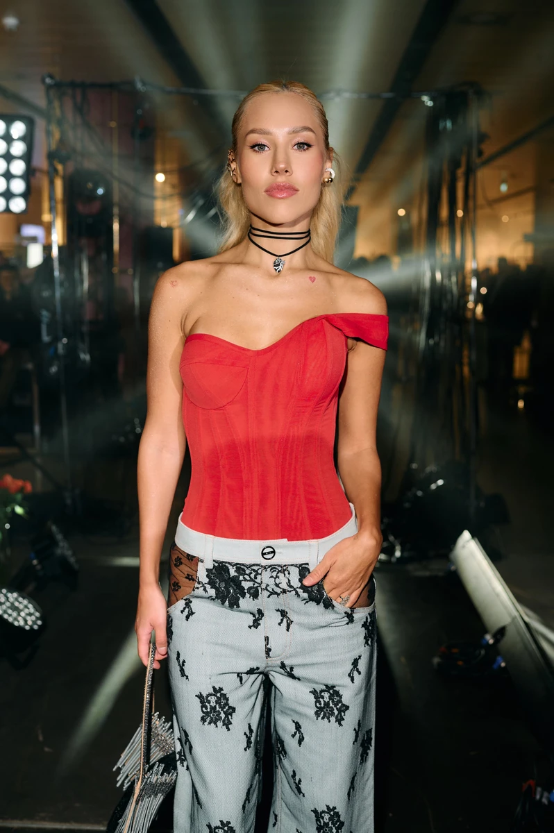 Даша Квіткова на показі Івана Фролова