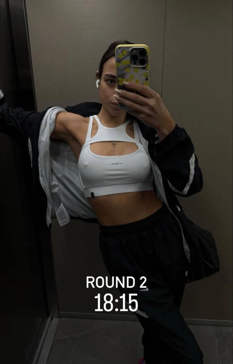 Морозюк посвітила бюстом