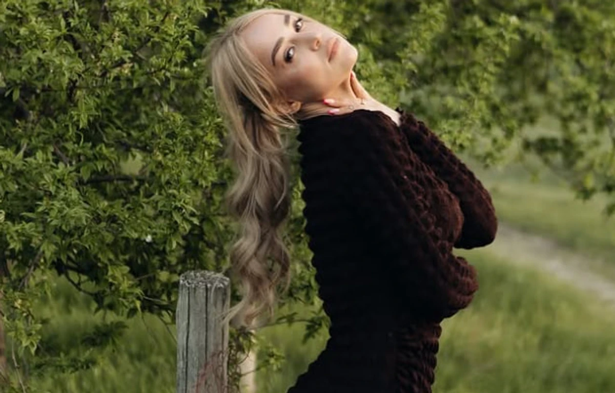 Інна Бєлєнь позує для фото