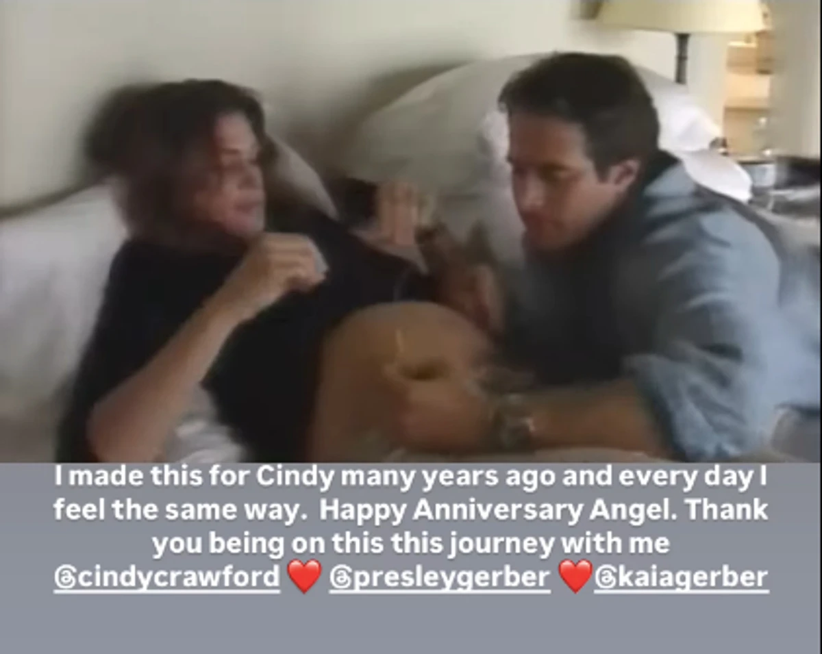 Сінді Кроуфорд показалася вагітною у ліжку з чоловіком