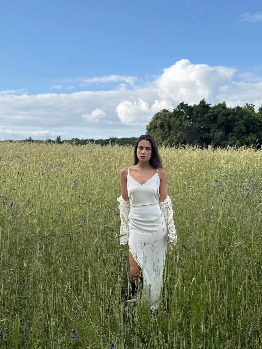 Катерина Філатова у полі попозувала у сукні