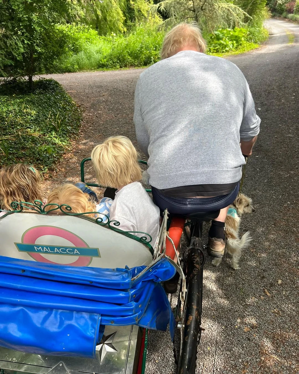 Борис Джонсон на велосипеді покатав трьох своїх дітей