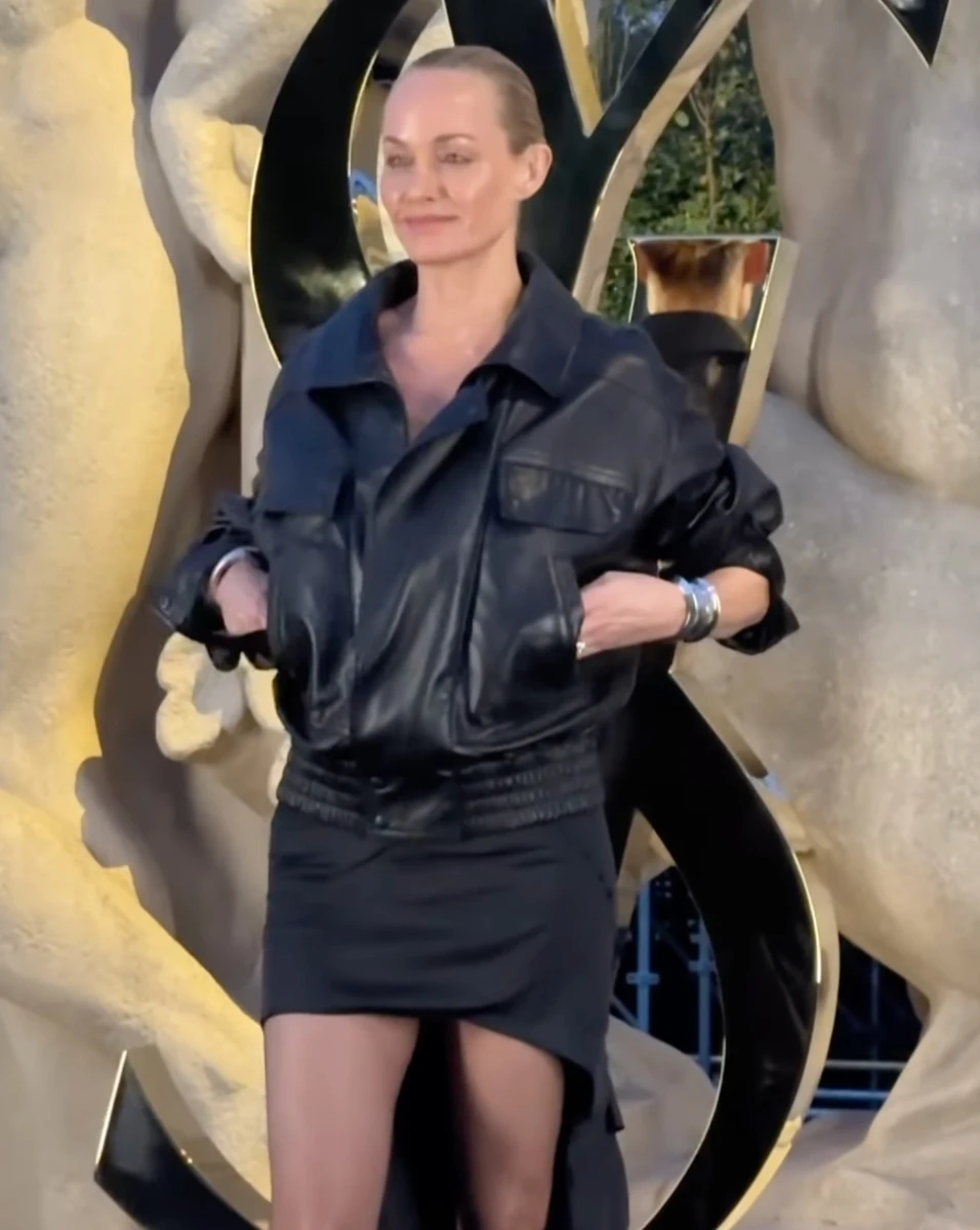 Ембер Валетта у міні та шкірянці на показі Saint Laurent в Парижі