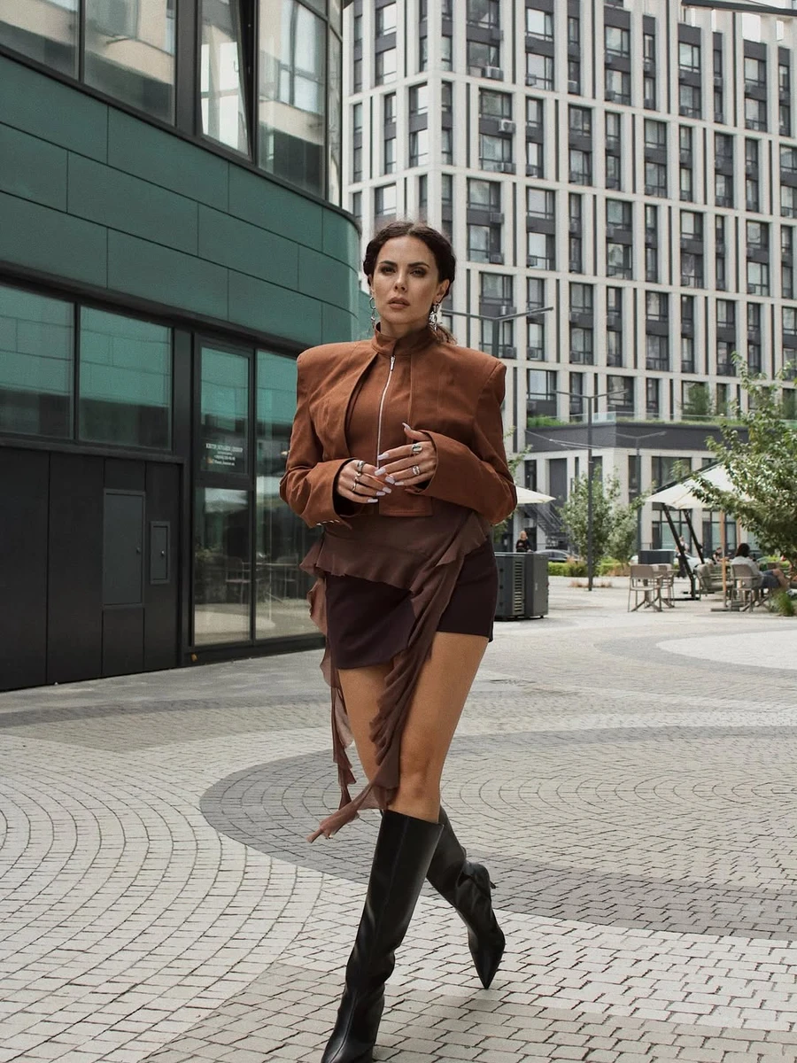 Настя Каменських позує в міні