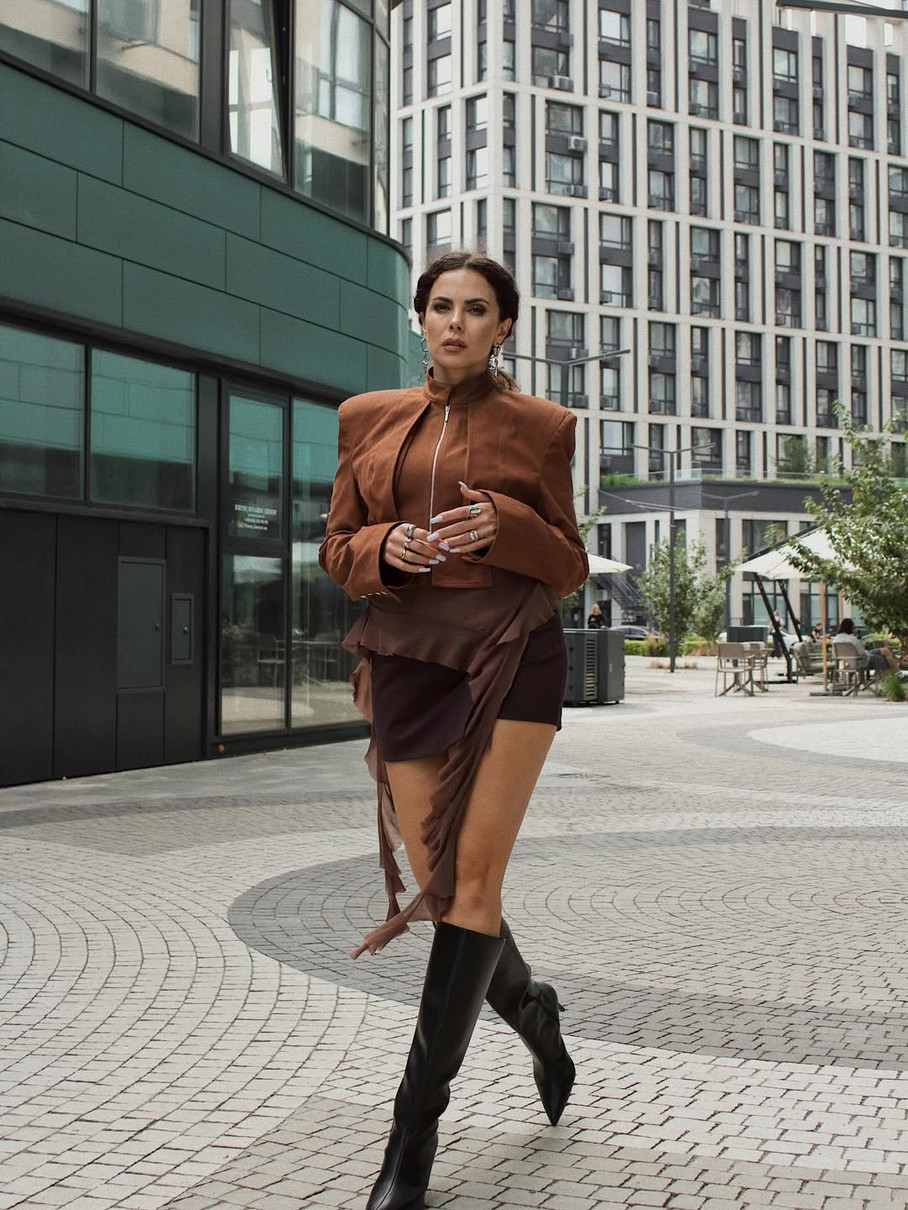 Настя Каменських позує в міні