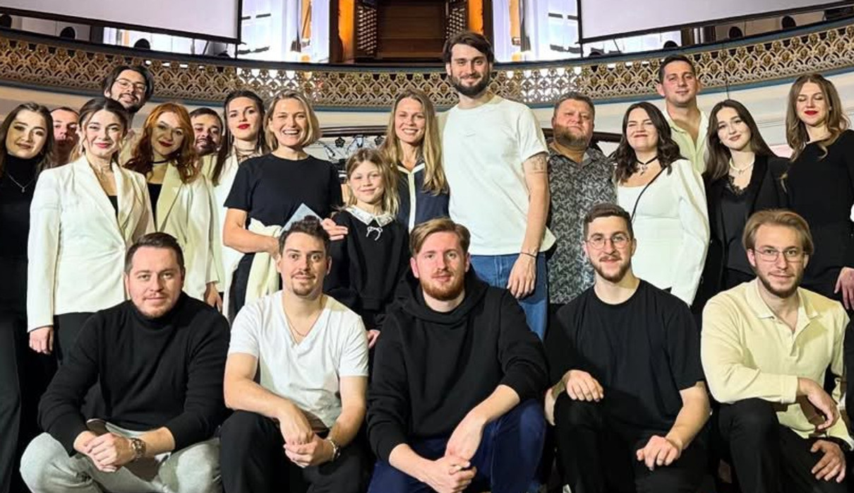 Оля Фреймут попозувала з дочкою та учасниками хору після концерту