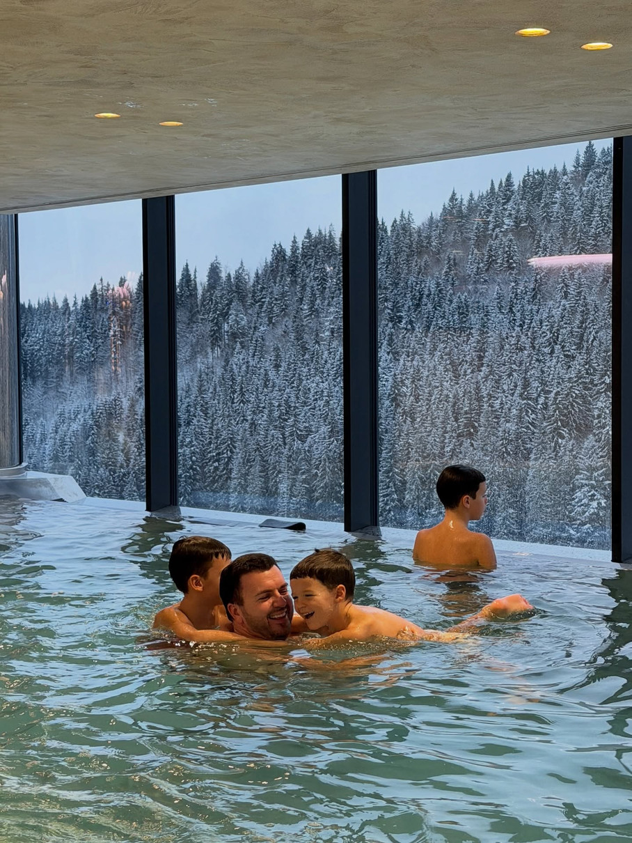 Решетнік у басейні з синами