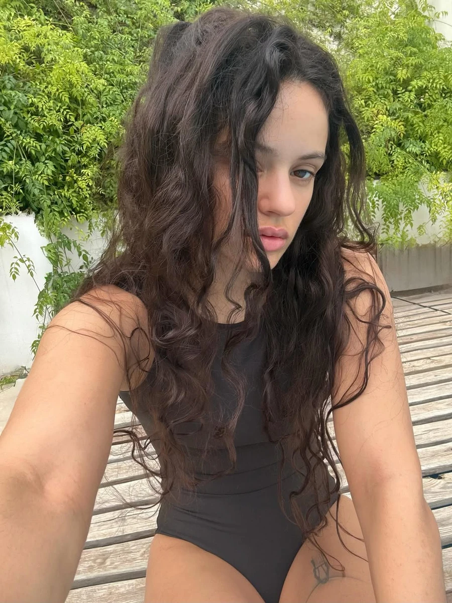 Співачка Росалія