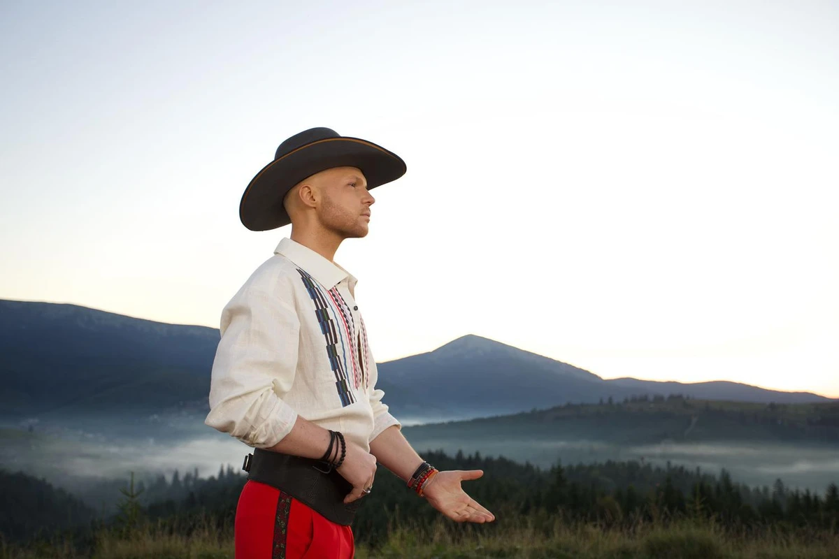 Влад Darwin у кліпі постає у сучасній інтерпретації традицій: вишиванка з геометричним орнаментом, черес від майстрів Франківщини та капелюх із Техасу. Для зйомок також використали автентичні сердаки з приватних колекцій