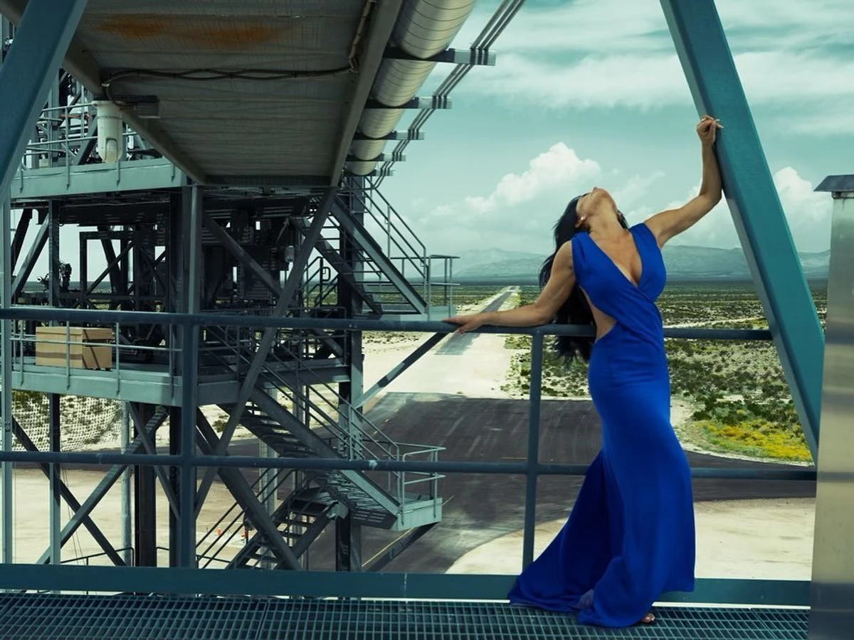 На Лорен сукня від Valentino