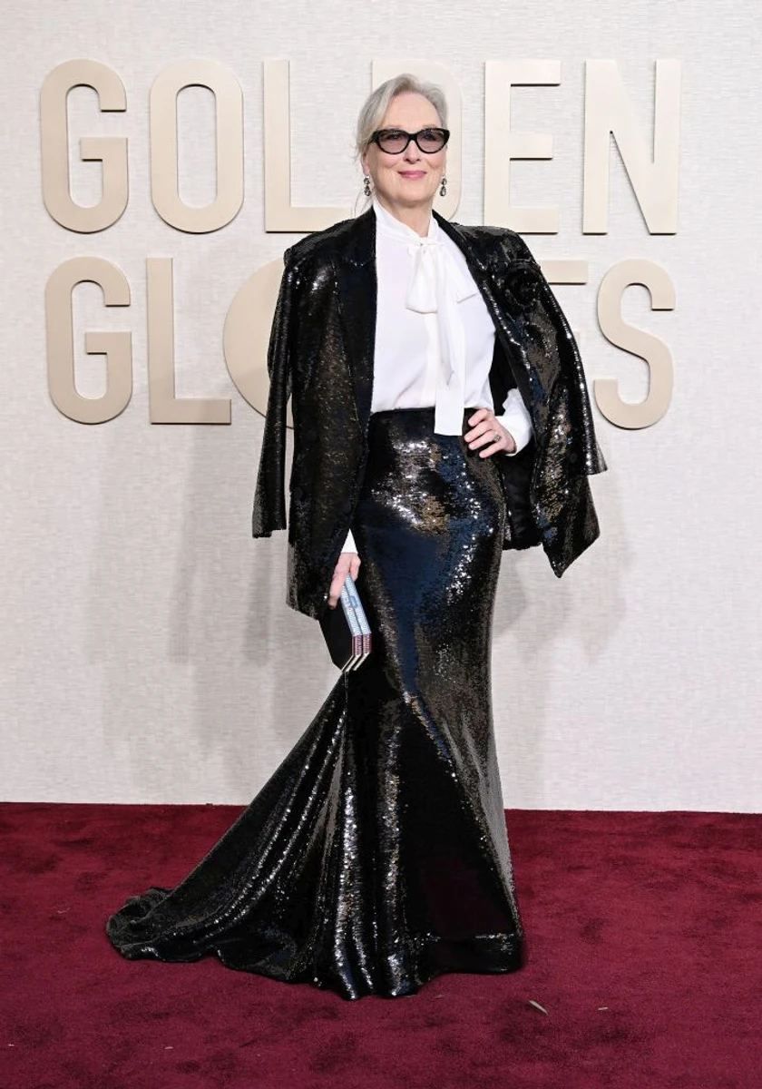 74-річна Меріл Стріп сяяла у чорному паєтковому костюмі зі спідницею до підлоги, який доповнила білою шовковою блузкою з бантом-краваткою. Стріп також прикрасила образ окулярами, подвійними сережками Fred Leighton із білим топазом і каблучкою з діамантом у 10 карат