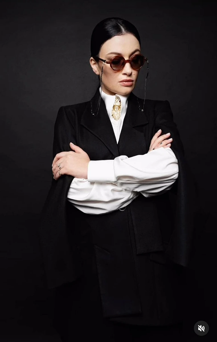 А це вже стримана ділова леді