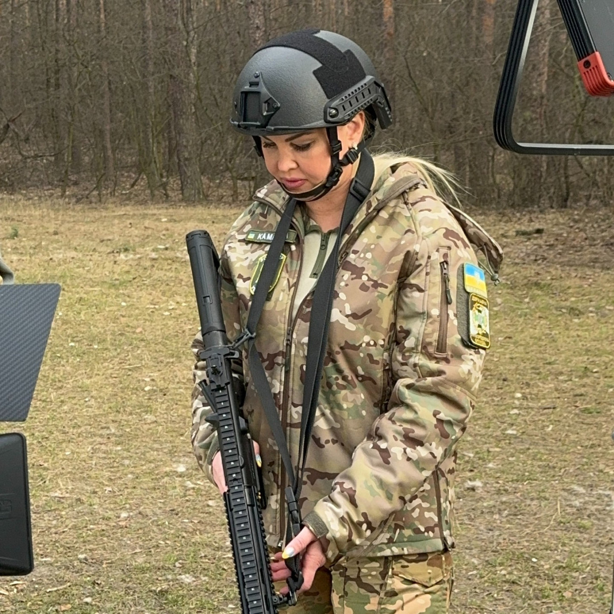 46-річна співачка скористалася нагодою і взяла в руки зброю