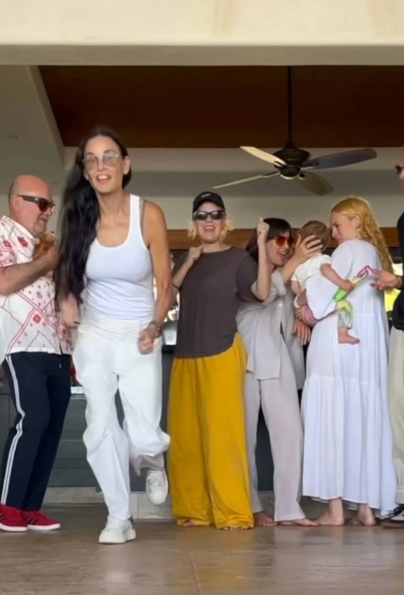 Демі перша побігла вриватися у відпустку