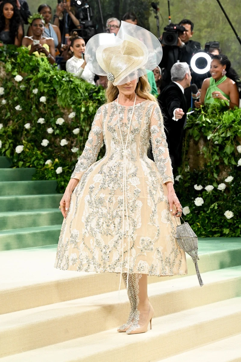 Зверніть увагу не лише на сукню, але й аксесуари. Довжелезне перлове намисто і ефектна сумочка додають образу казковості