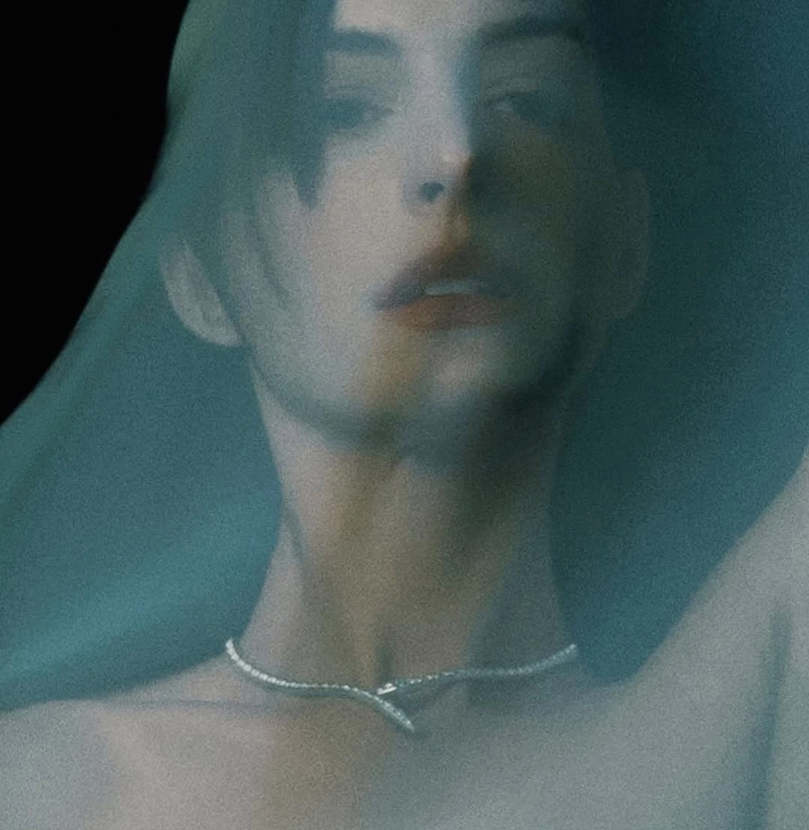 Енн Хетевей з відкритим печами попозувала для глянцю