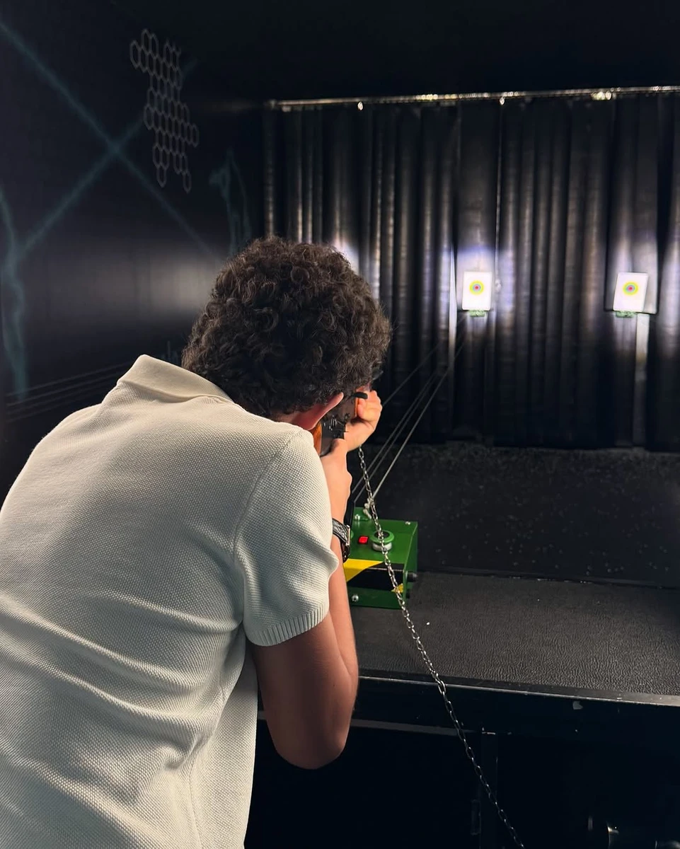 Син Санти Дімопулос постріляв зі зброї