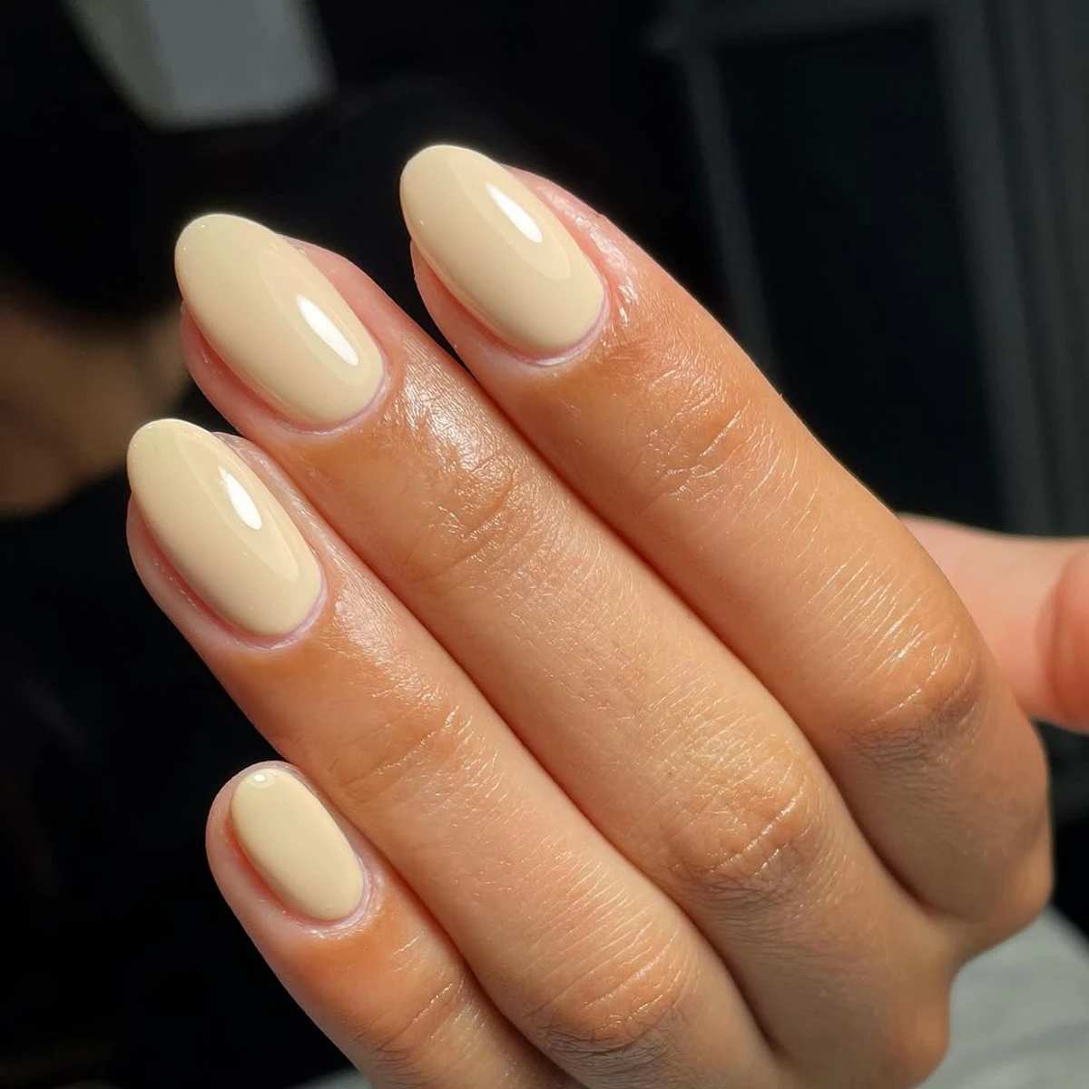 Масляний жовтий манікюр