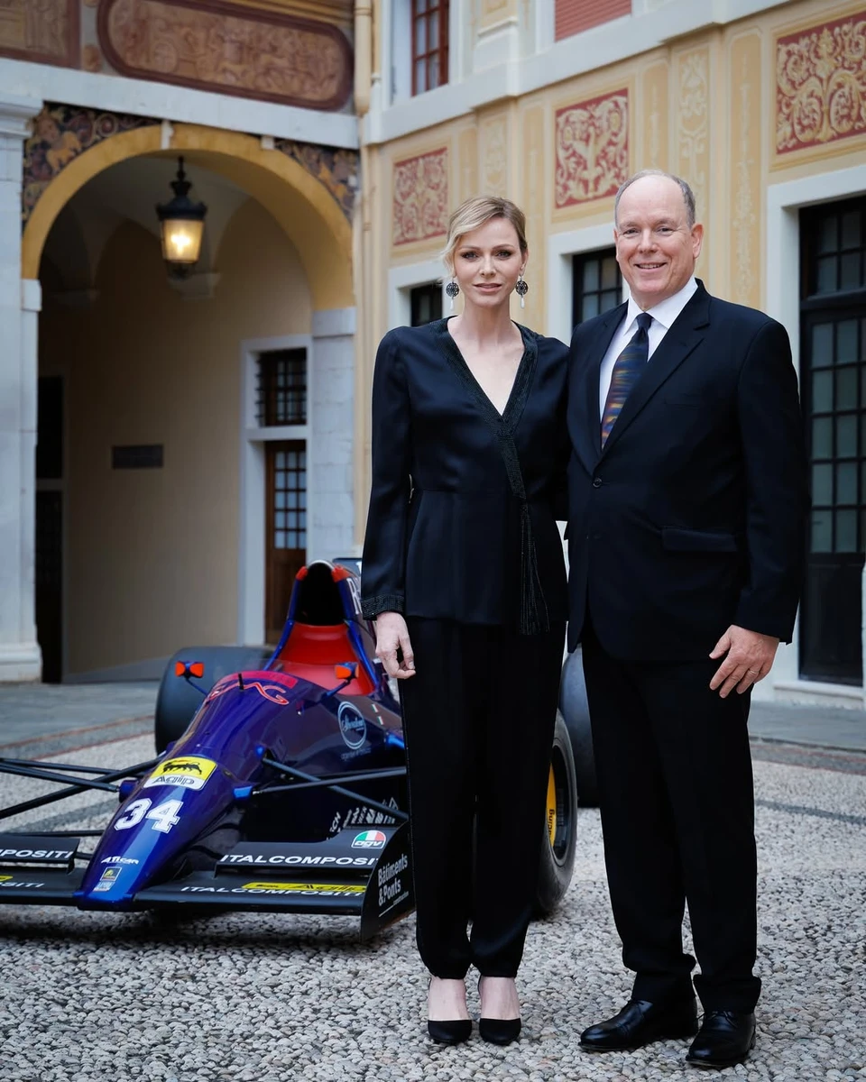 Князь і княгиня Монако в чорних образах приубли на Формулу-1