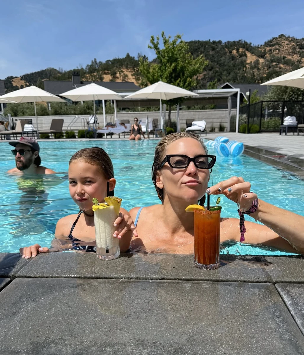 Кейт Хадсон з дочкою попозувала в басейні