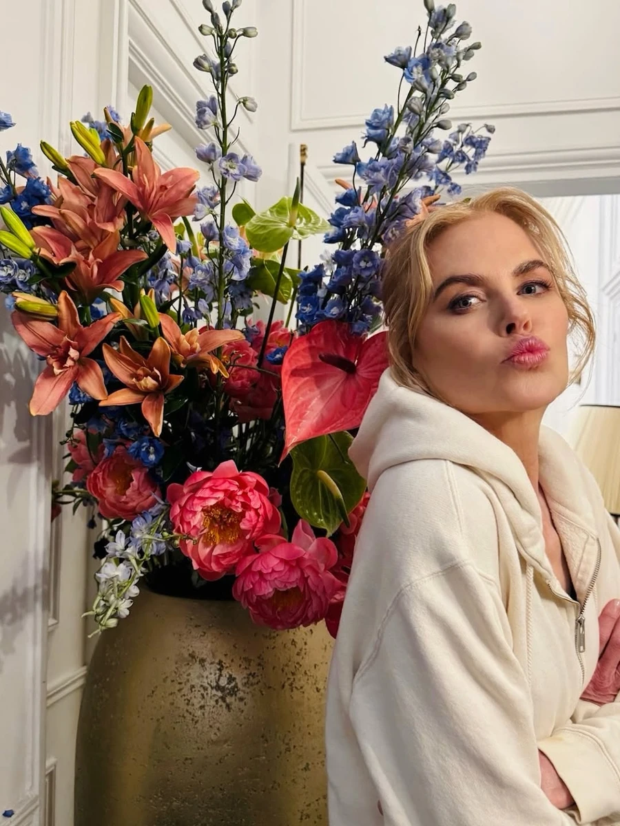 Ніколь Кідман наробила фото з букетом