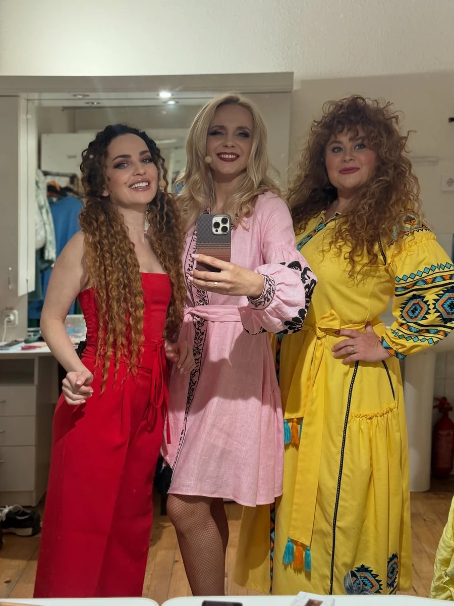 Лілія Ребрик попозувала у рожевій вишиванці на гастролях