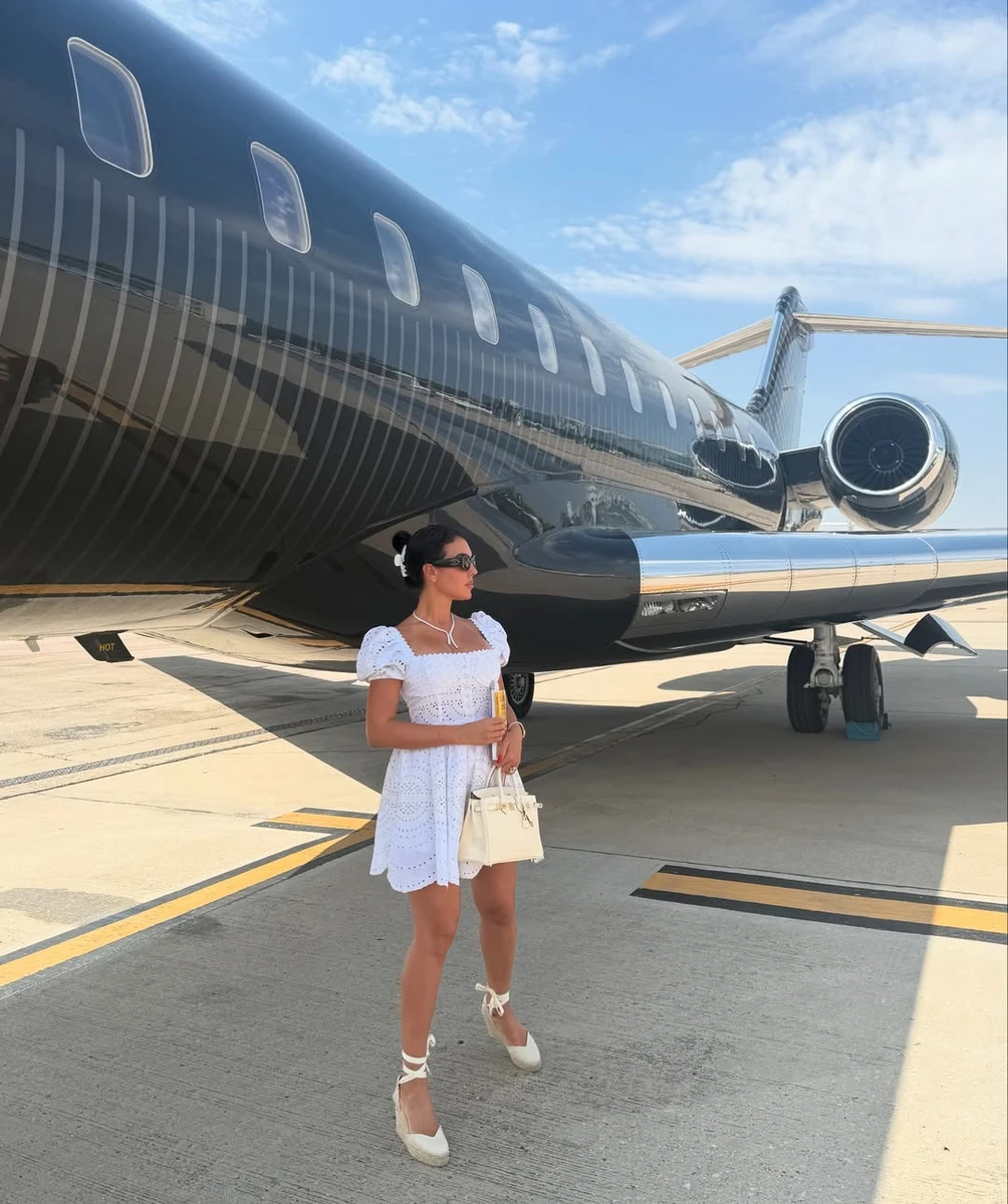 Наречена Роналду посвітила ніжками у ніжній сукні