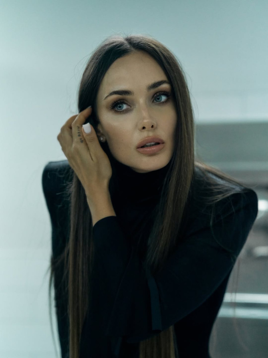 Ксенія Мішина позує для фото