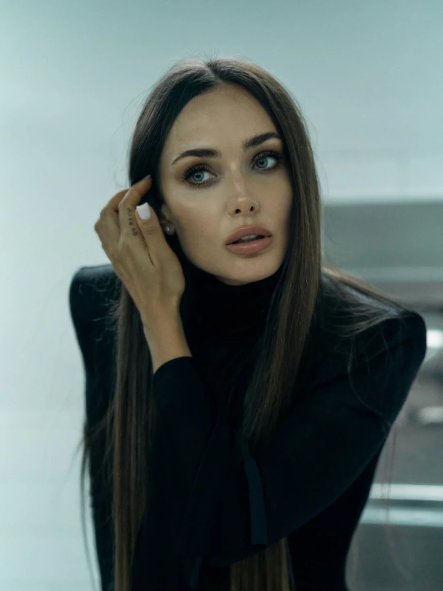 Ксенія Мішина позує для фото