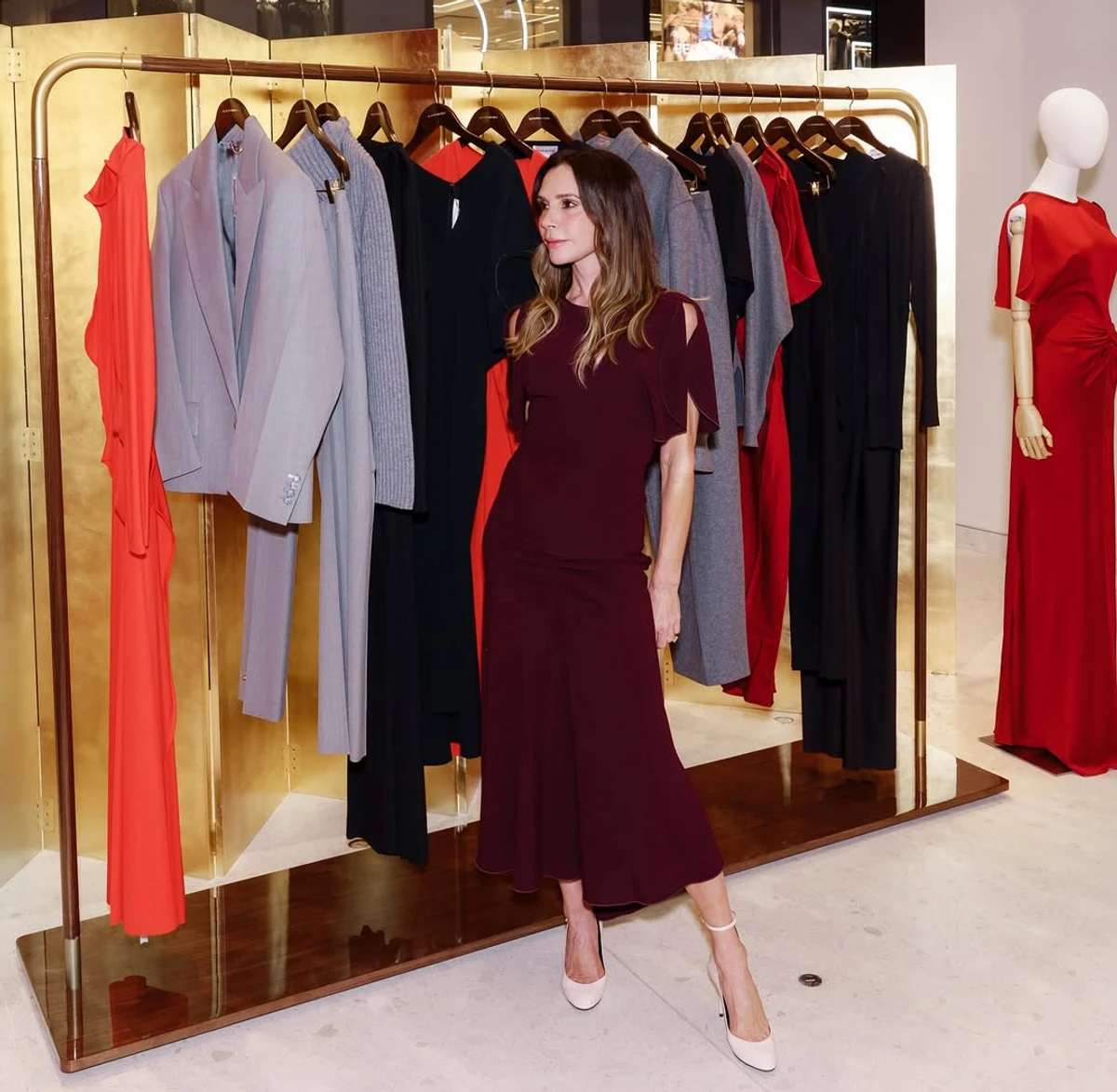 Вікторія Бекхем у бордовому міді похвалилася формами для фото