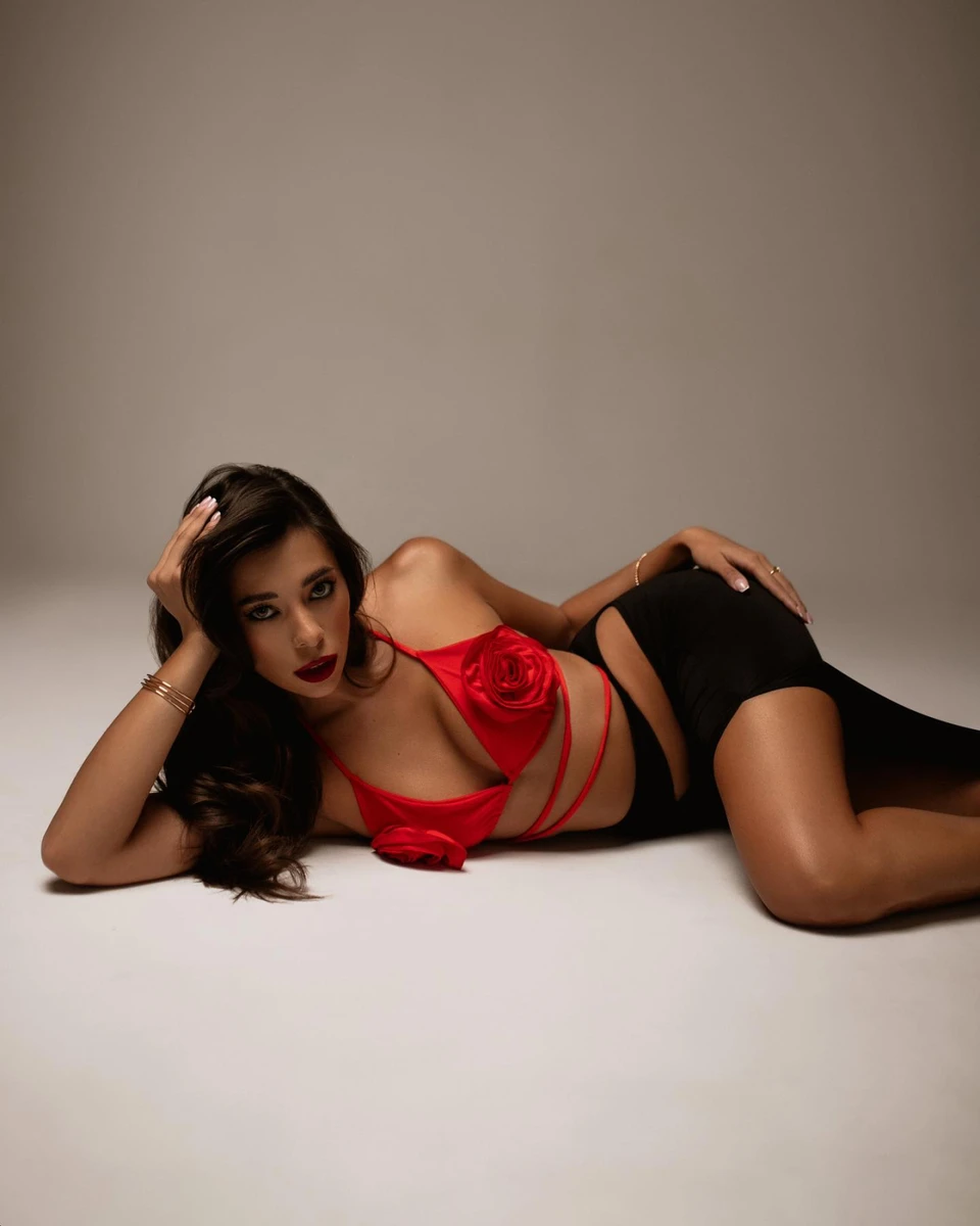 Анна вмостилася на підлозі для ефектних фото