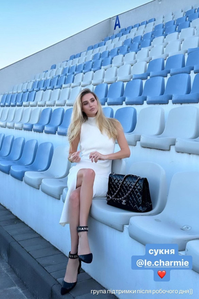 Туфлі та сумка від люксового бренду Chanel, а сукня українська