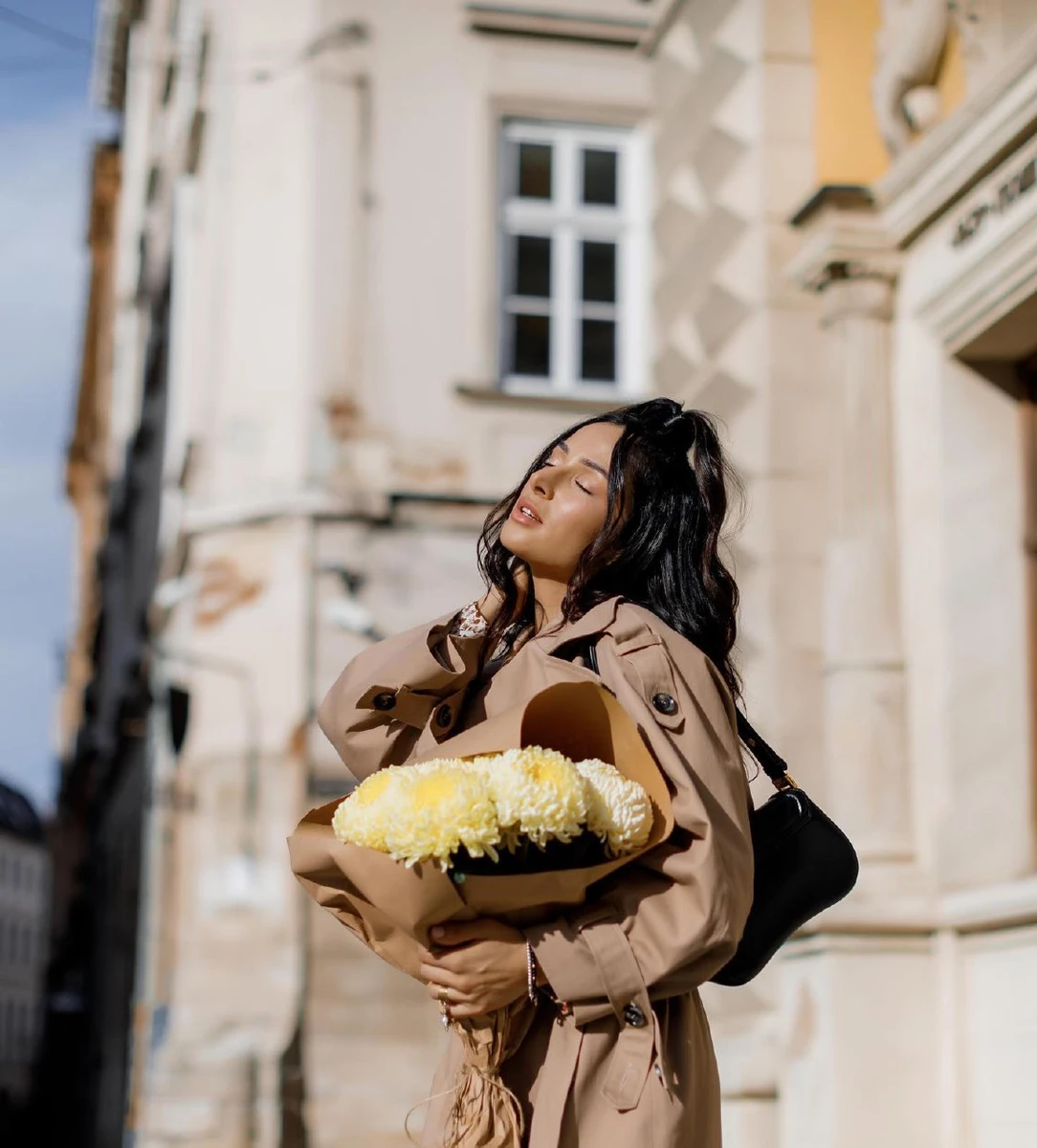 Злата дражнить підписників фото, однак не каже, від кого букет
