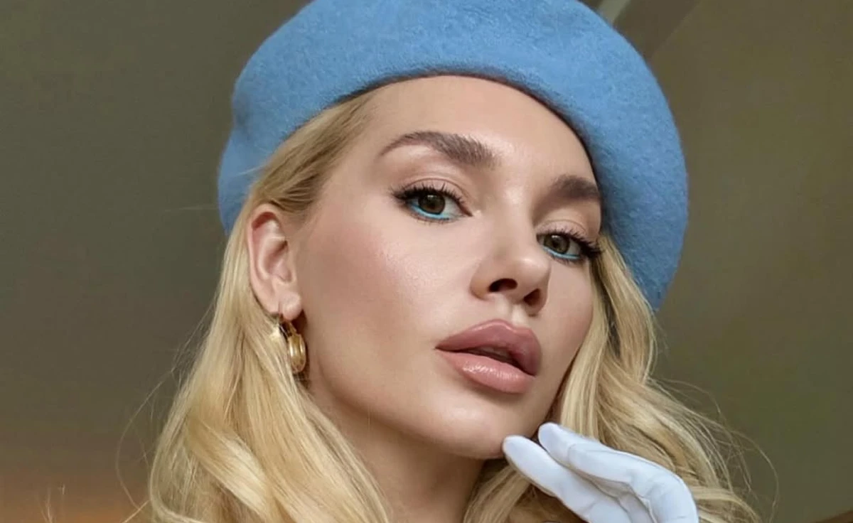 Міша Романова позує для фото