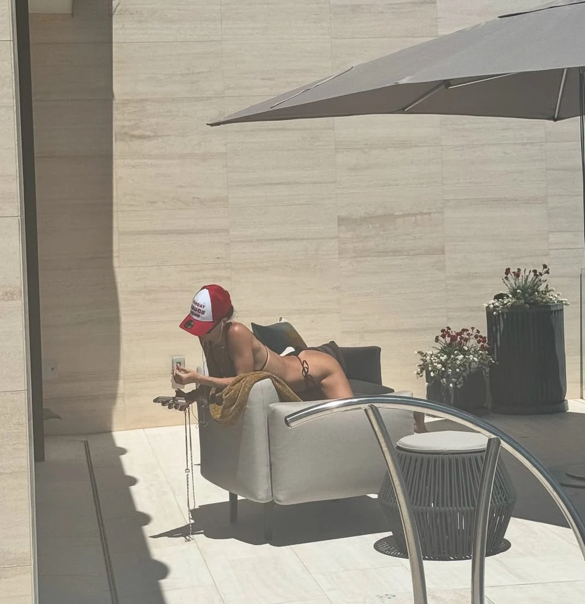 Джессіка Альба у бікіні вилізла на крісло для сексі фото