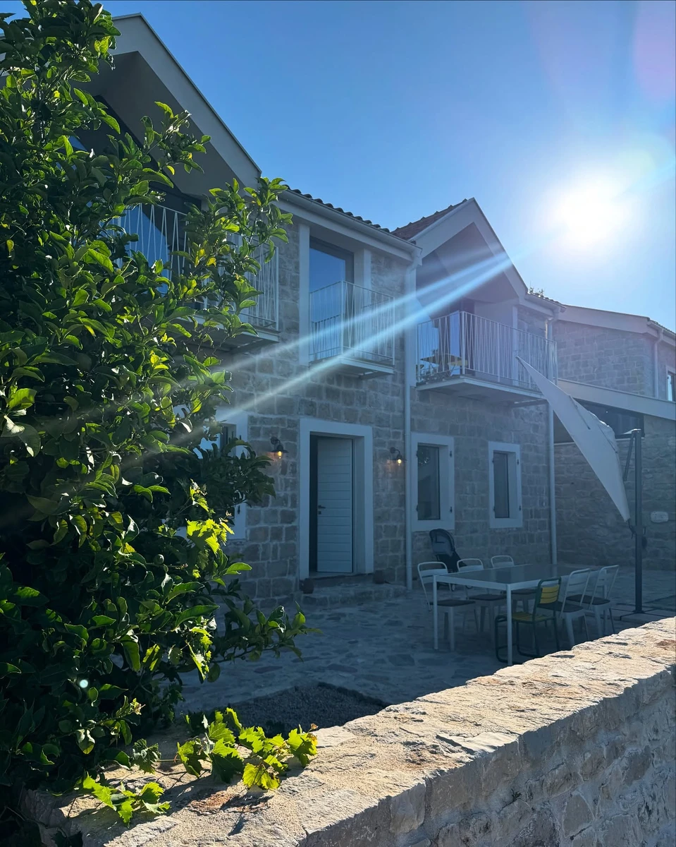 Судячи з фото, вілла розташована у місті Херцег-новий