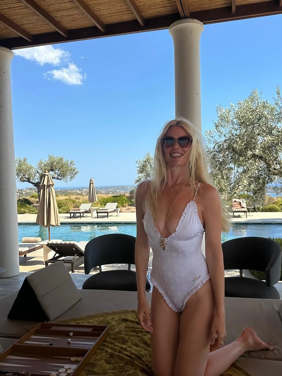 Клаудія Шиффер у купальнику похвалилася фігуркою на вулиці