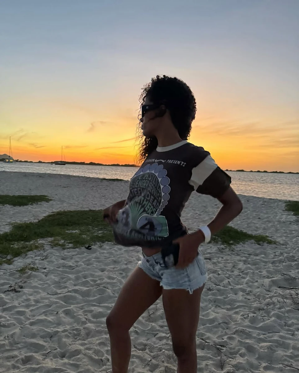 Тіна Кунакі у шортах посвітила стрункими ногами на пляжі