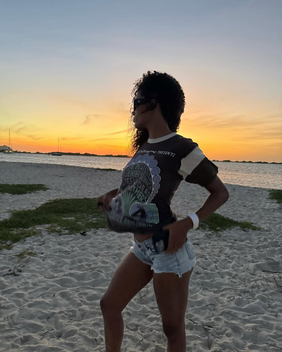 Тіна Кунакі у шортах посвітила стрункими ногами на пляжі