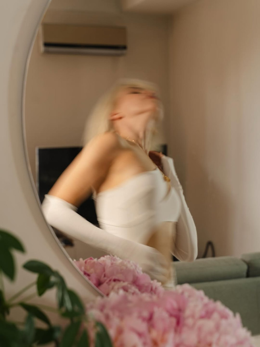 Маша Кондратенко у топі з розрізами блиснула стрункістю на фото