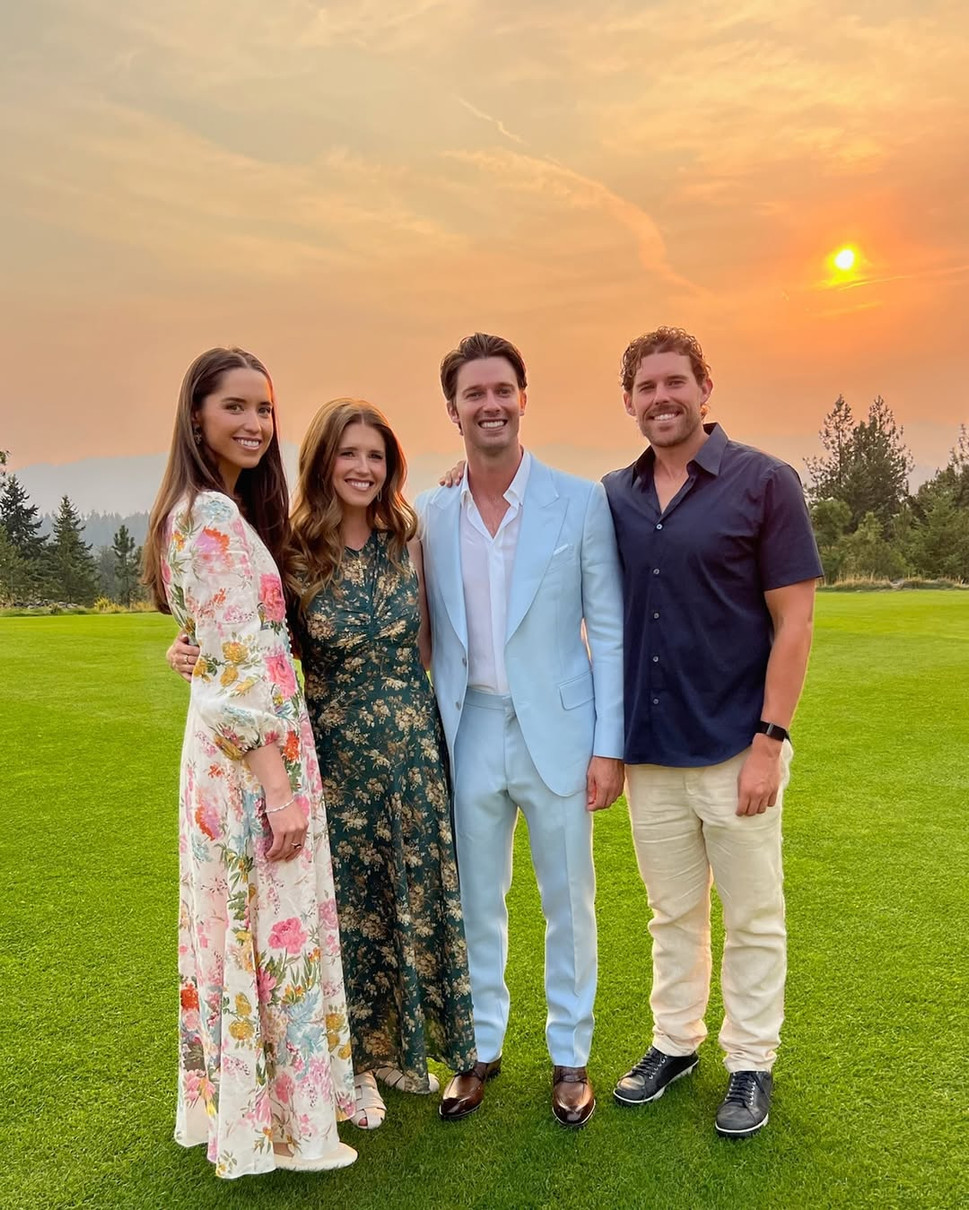 Дочка Шварценеггера у ніжному луці разом з родиною привітала брата з весіллям