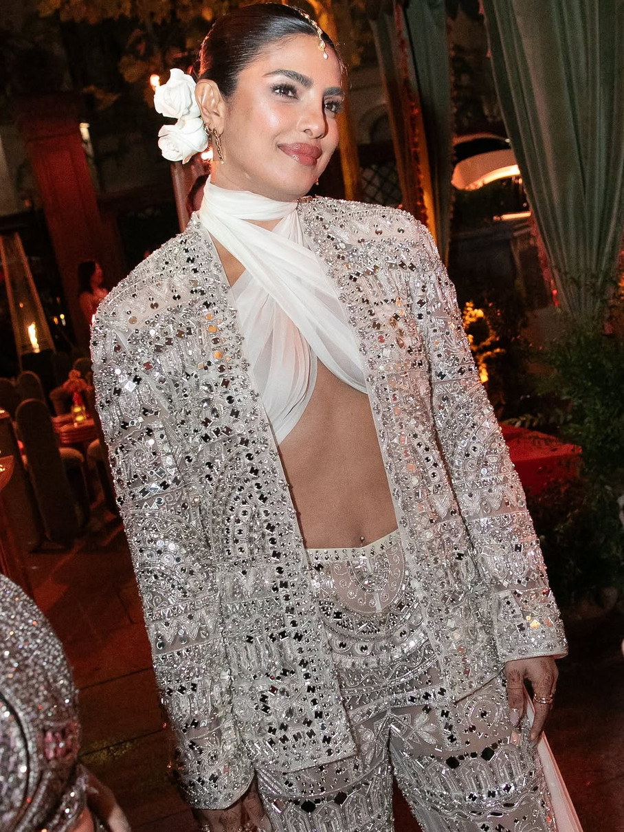 Пріянка Чопра похвалилася струнким тілом у традиційному луці на святі